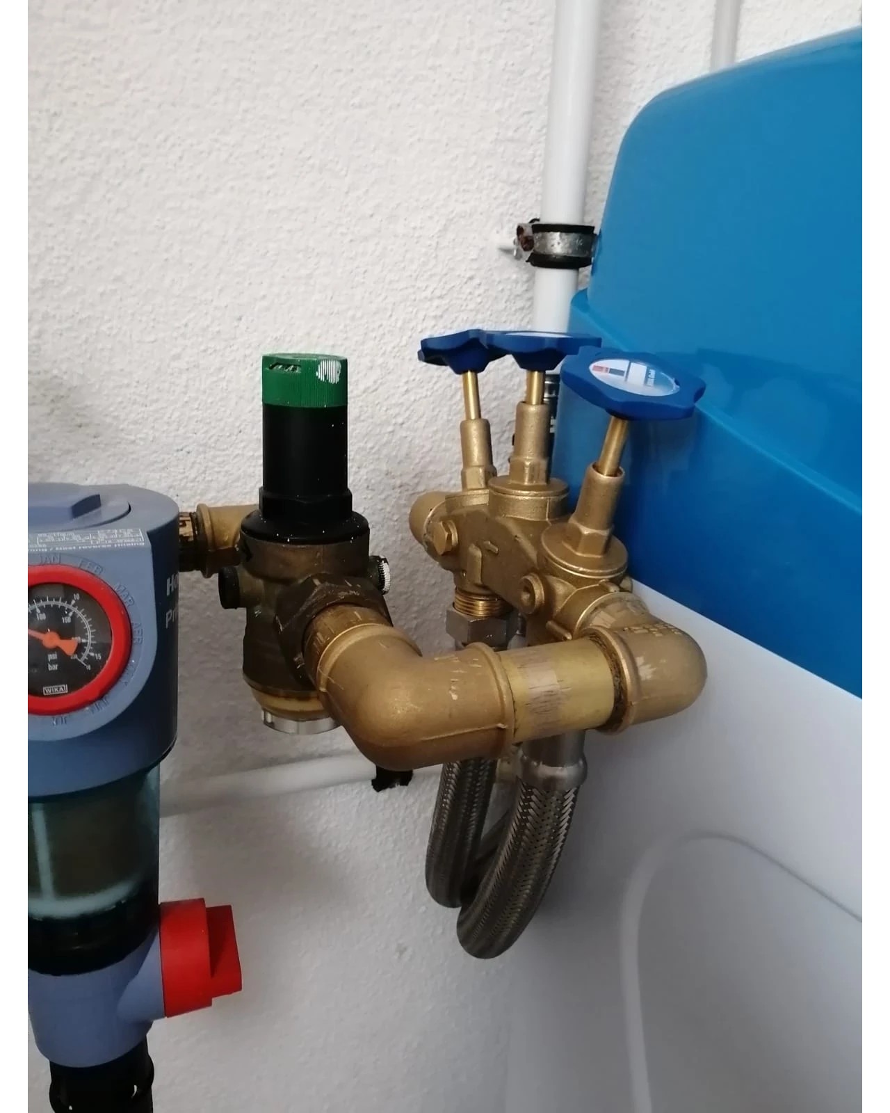 Wasserleitung mit Wasserfilter und Druckminderer